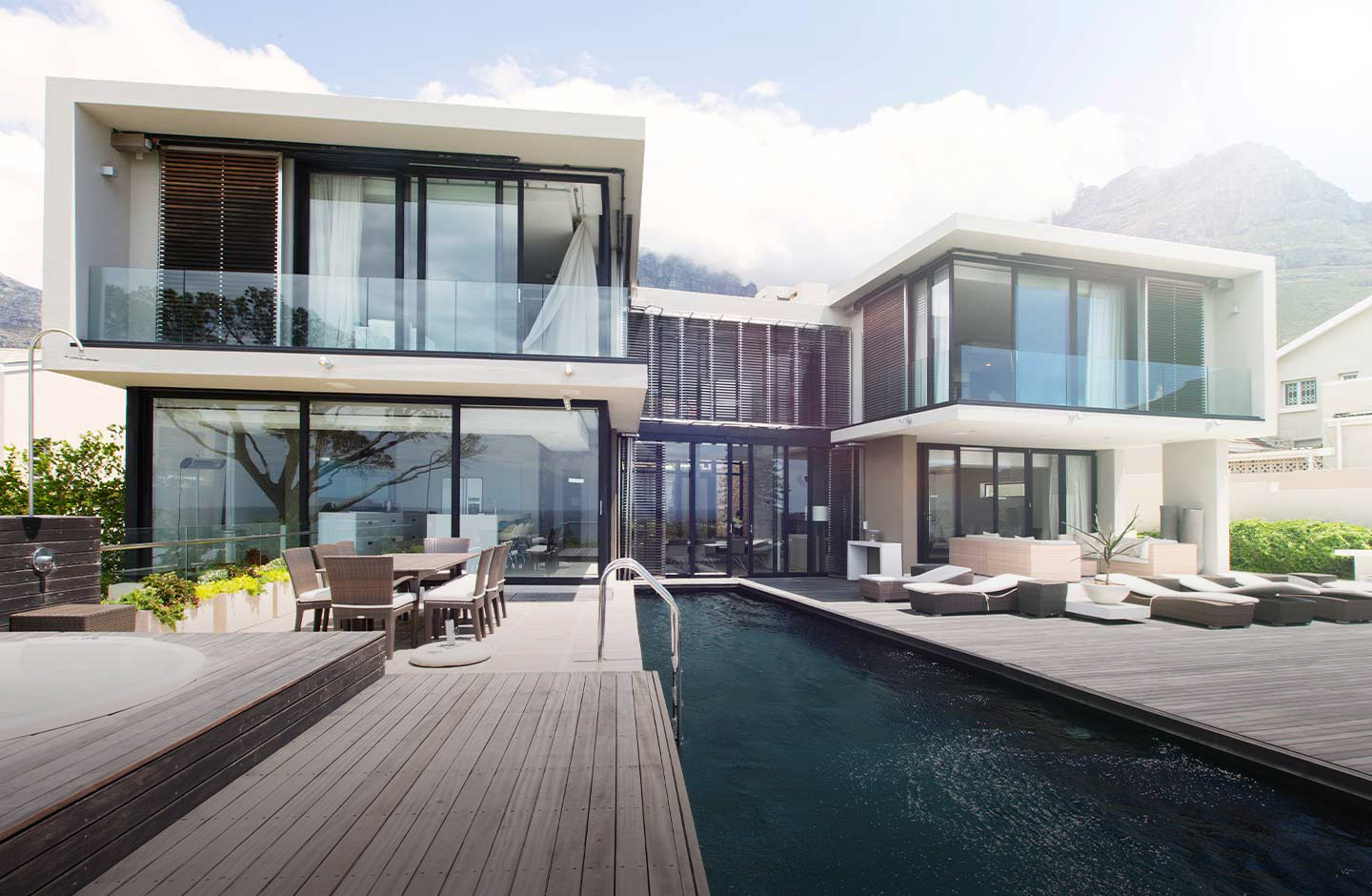 Bild von einem sehr modernen Haus mit Swimmingpool