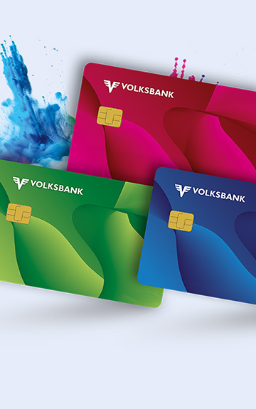 Drei Cards in Rot, Blau und Grün fliegen durch das Bild.