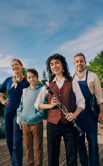 Eine Musikantin, ein Kind, eine Lehrerin und ein Keller stehen nebeneinander